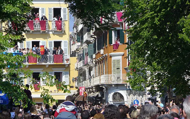 Crowd gathering in a square of Corfu in order to observe the custom of «Botides» (clay pot-throwing).