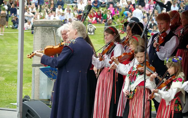 A music band playing folk music (violins) at the traditional Midsommar celebration of Leksand, Dalarna.