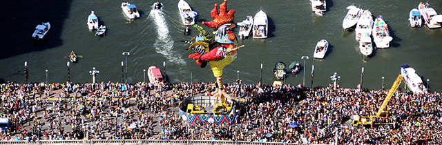 Aerial photo depicting huge crowds celebrating Carnival in Recife (State of Pernambuco).