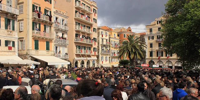 Crowd gathering in the central square of Corfu to attend the custom of Botides.