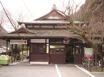 The building of the Kurama train station.