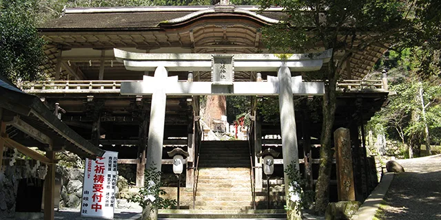 The entrance of the Yuki-jinja shrine in Kurama, Kyoto.
