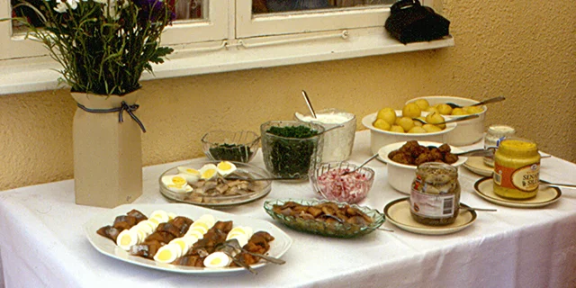 A table that includes all the typical Midsommar delicacies.