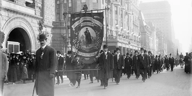 St. Patrick's parade in New York, 5th Avenue, 1909.