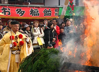Conducted Setsubun ritual in a Shinto Shrine.