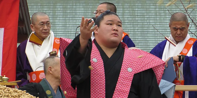 A guest sumo-wrestler throwing beans in a Setsubun ritual.
