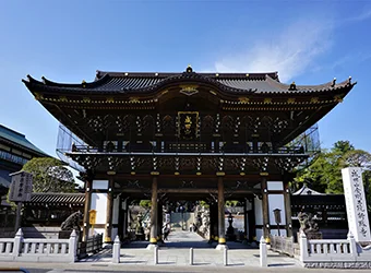 The main entrance of Naritasan Temple.