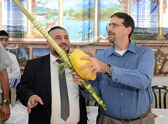 Demonstrating the «Four Species» ritual.